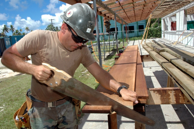 menuisier-TOUET DE L ESCARENE-min_worker_construction_building_carpenter_male_job_build_helmet-893290